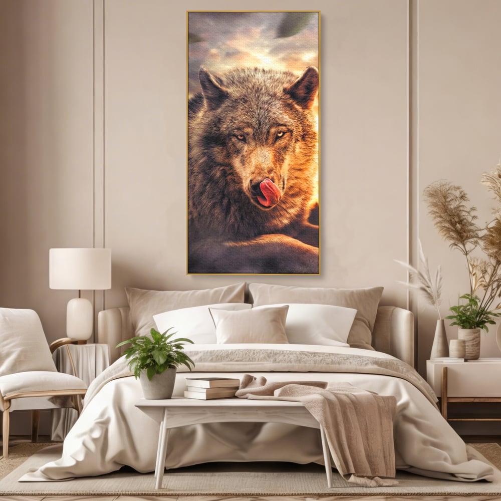 Tablou canvas cu tablou canvas cu lup salbatic la apus, in rama de aluminiu auriu, pe perete intr-un dormitor